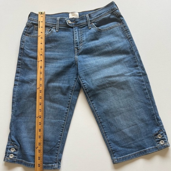 EUC Levi's 515 Womens 4 Flap Pockets Cuffed Bermuda Jean Shorts 🔥🔥 (R) - Picture 2 of 8